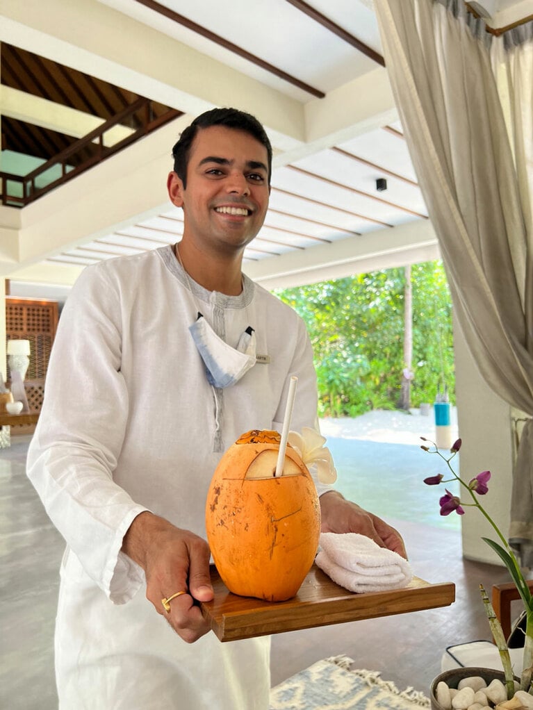 ウエルカムドリンクは冷えたヤシの実のジュース！