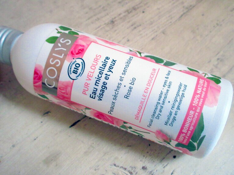 【Eau micellaire Peaux sèches et sensibles COSLYS】かぐわしい香りも魅力の化粧落としローション 200ml 11ユーロ。