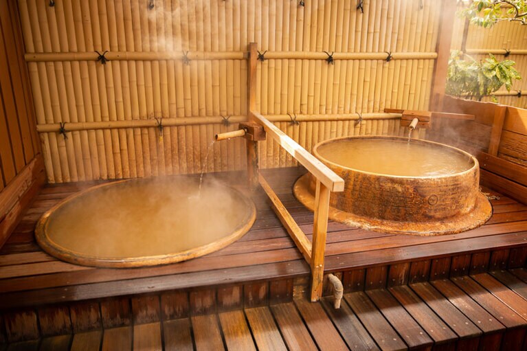 国民宿舎さんべ荘［島根／三瓶温泉］露天風呂 陶器風呂(左)と羽釜風呂(右)。