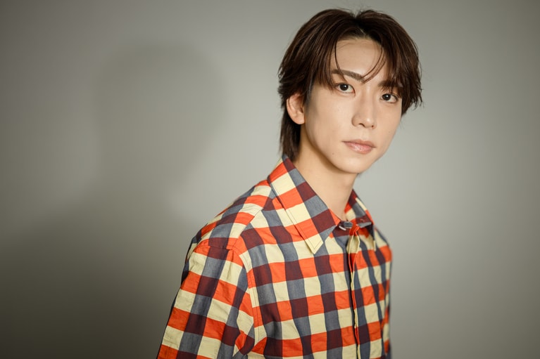 IMP.鈴木大河の“推し肌ケア”は朝晩のミルククレンジング。内側から溢れる美しさの秘訣は日々のメンテナンス