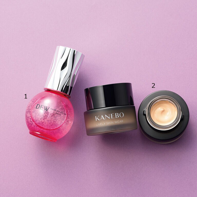 1：保湿成分ヒアルロン酸Naなどを閉じ込めたキャビア状カプセルが弾けて、次に使う化粧水をなじみやすくし、角層深くに潤いを届ける導入美容液。DEW キャビアドットブースター 40mL 4,400円／カネボウ化粧品(編集部調べ) 
2：肌が本来もつ美しい質感を再現し、生き生きとした仕上がりで表情を豊かに輝かせる美容液ファンデーション。KANEBO ライブリースキン ウェア SPF5・PA++ 全8色 30g 各11,000円／カネボウ化粧品