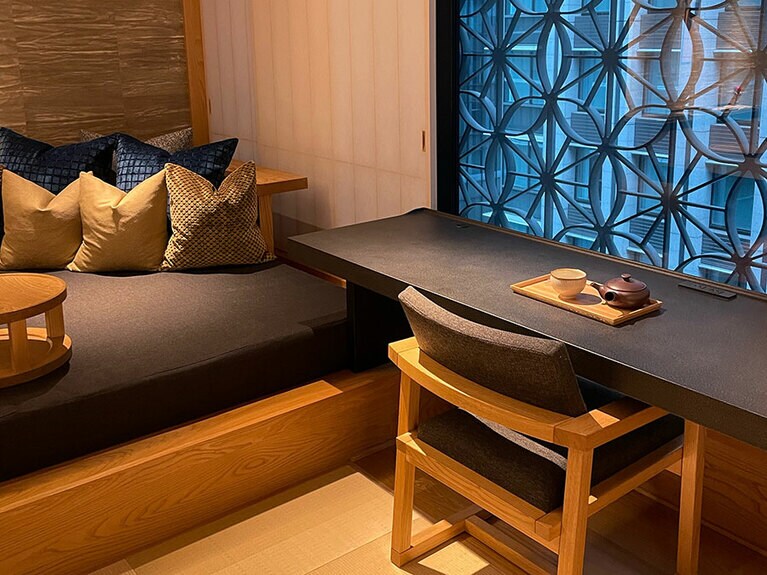 電源のあるテーブル席もあり、もちろんWi-Fiも完備。ゆったりとした空間でワーケーションというのも贅沢。