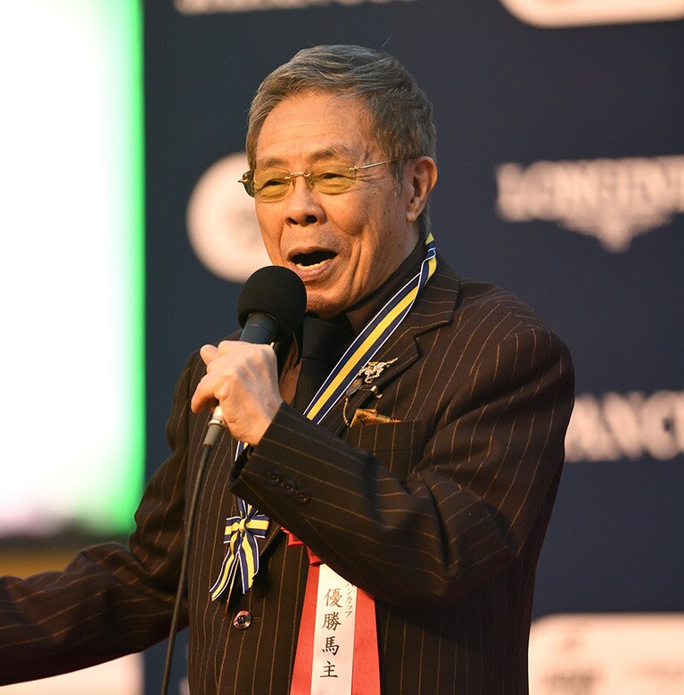 2016年のジャパンカップを制したのは、武豊が騎乗するキタサンブラック。オーナーは北島三郎である。馬主インタビューの途中で、サブちゃんは「まつり」を歌い出した！