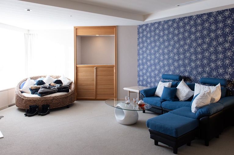 「雪ガールステイ」に用意されたスイートルーム。インテリアには、雪の結晶がデザインされている。