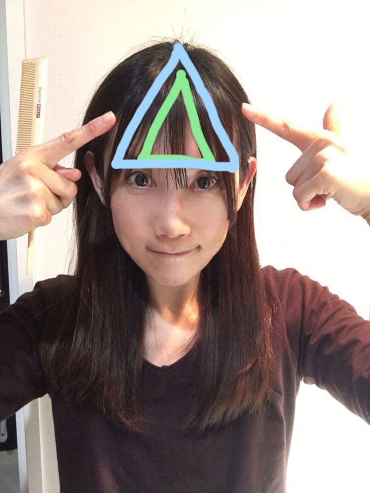 前髪を厚く作る場合は、青い三角形のようにつむじ方面にまで範囲を広げて取る。薄めに仕上げる場合は、緑色の三角形ぐらいがおすすめ。