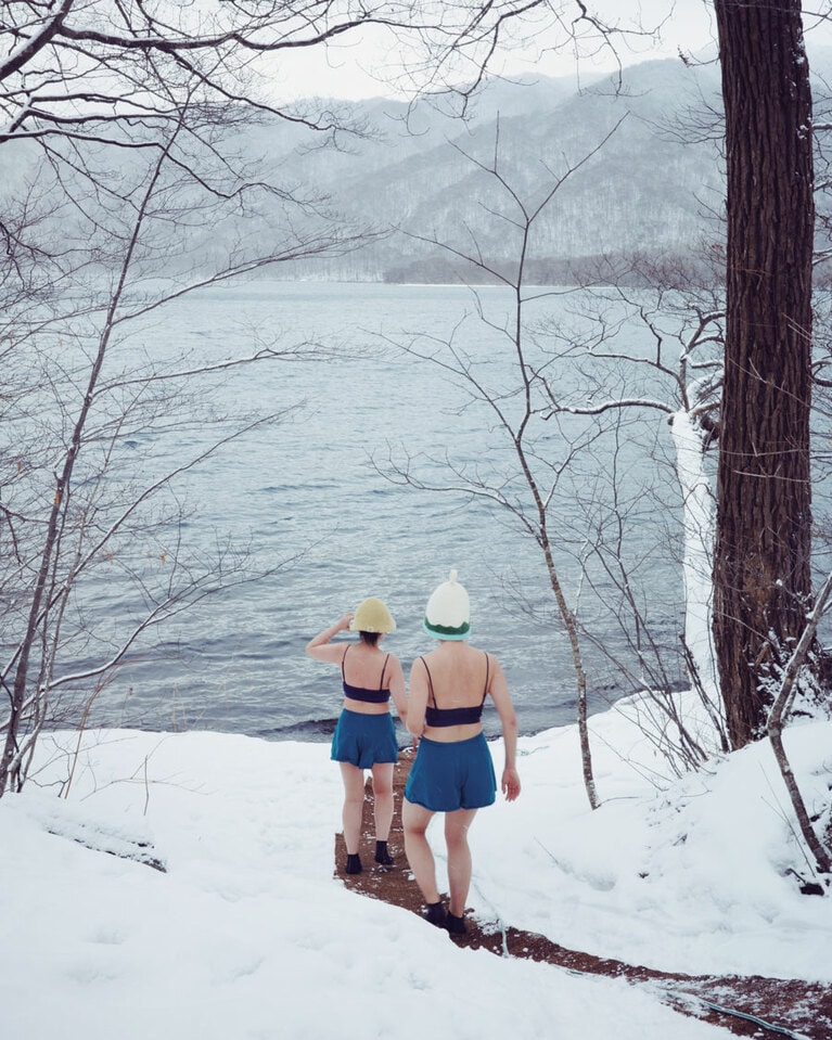 サウナを出たら、いざ十和田湖へ！ 　夏でも20度前後、冬は0度近くになる、天然の水風呂だ。（十和田サウナ　青森）