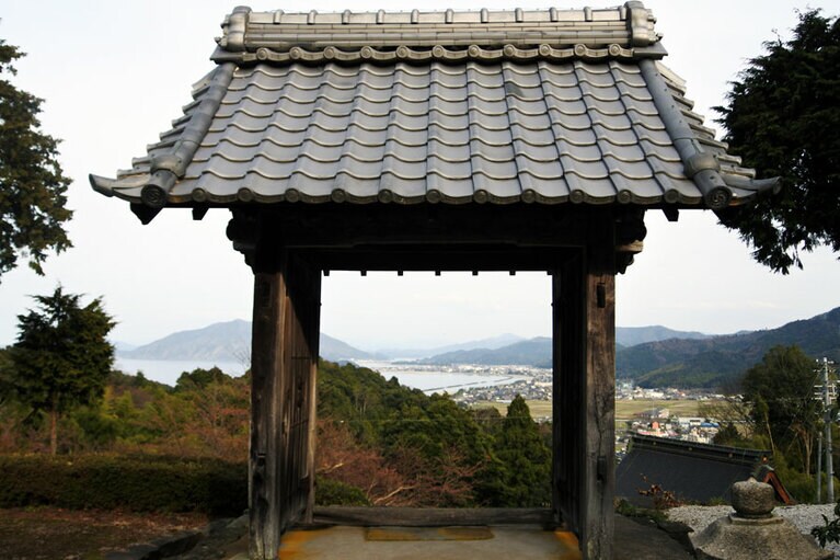 北陸三十三ヵ所観音霊場・北陸白寿観音霊場の第1番札所の中山寺から望む若狭和田ビーチ。