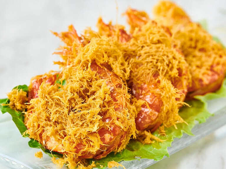 腕ききのシェフじゃないと作れない「黄金の海老」1,680円。卵がまるで細い繊維のように海老にまとわりついてる。殻ごと、いっちゃいましょう。笑っちゃうおいしさ。