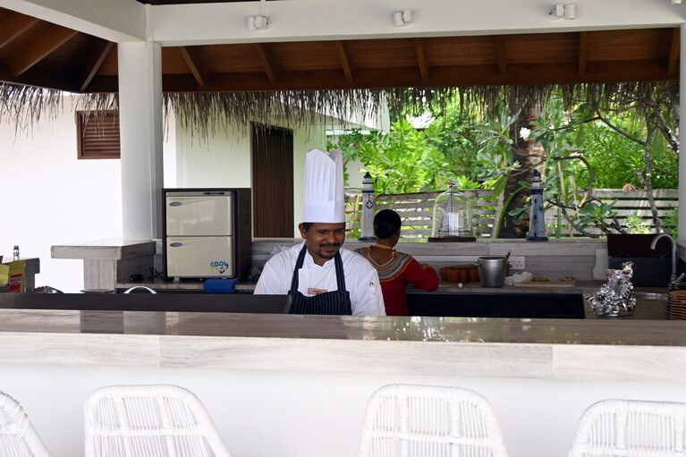 ロヌはランチのみの営業。白砂の上のセミオープンなレストランです。