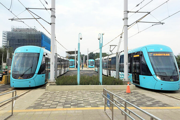 停車中のライトレール。鉄道ファンでなくても楽しめるスポットです。