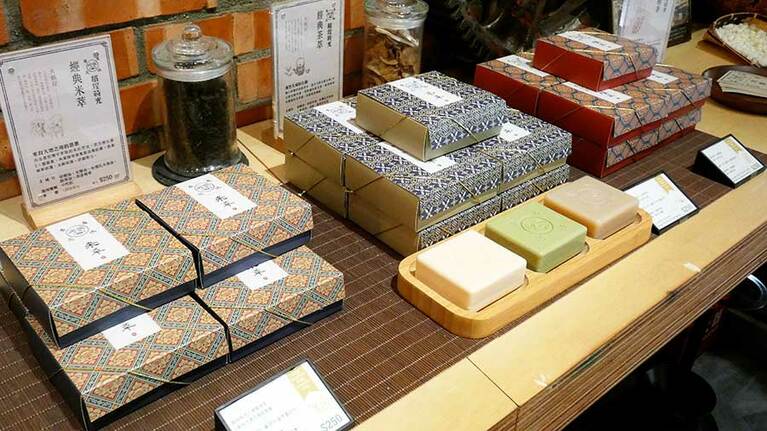 【大春煉皂(ターツンリエンザオ)】台湾の強烈な紫外線によるダメージが気になるという片倉さんは「經典植萃」がお気に入り。洗った後は肌が心もち白くなったような気がするそう。