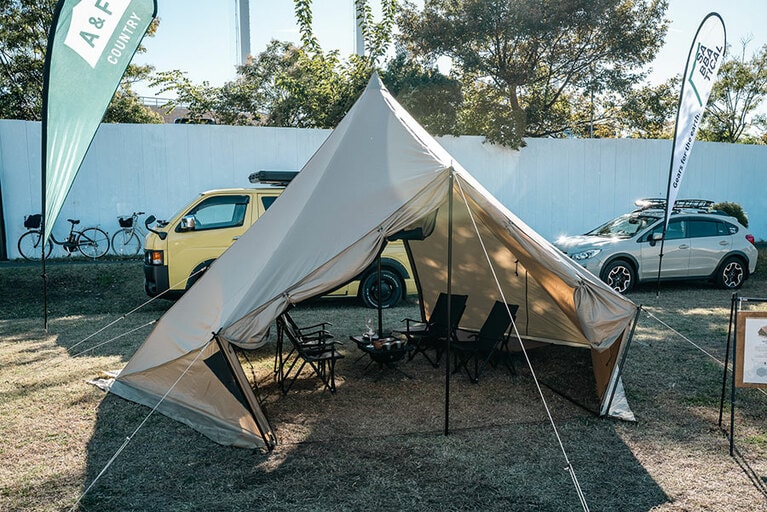 晴天の中開催された展示会には多くの来場者が訪れた。