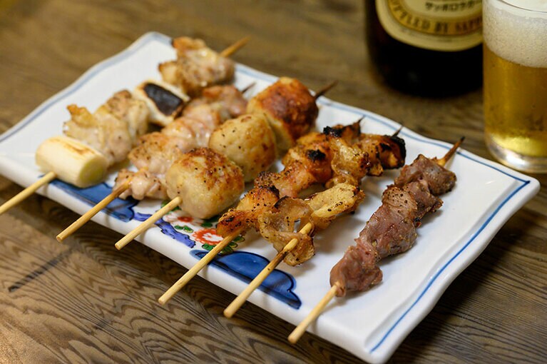 絶対に頼みたい、焼鳥の盛り合わせ。オーダーが入ってから炭火で焼き上げる美味しさは格別。