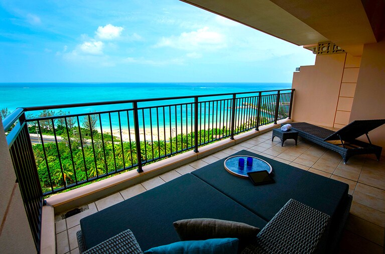 全客室がゆったりとしたバルコニー付きで、海風を感じながらデイベッドでのんびり。