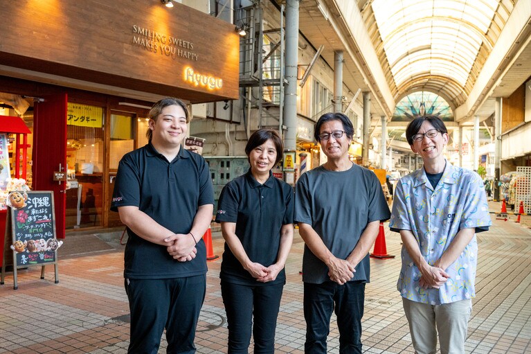 右から、「OMO5沖縄那覇」の矢嵜さん、「琉宮」オーナーの代表夫妻、店長の田鍋さん。