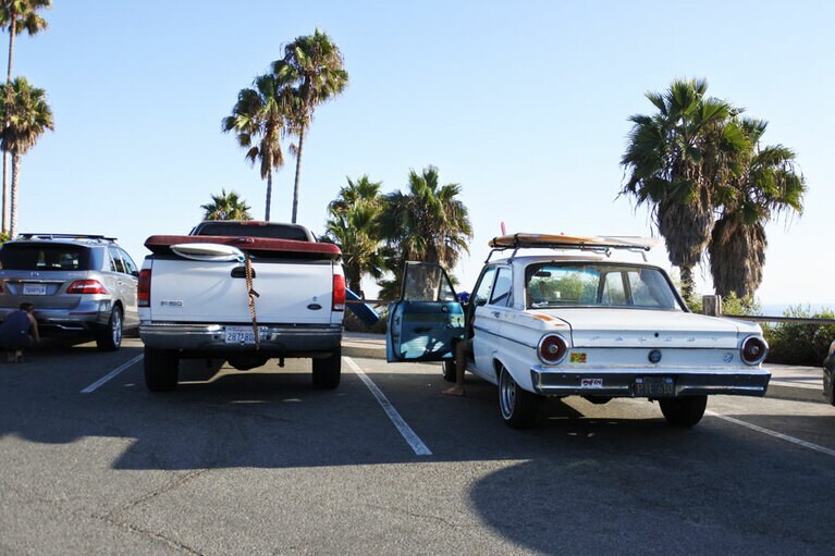 スワミスの駐車場。クラシカルな車も現役で活躍しているもよう。