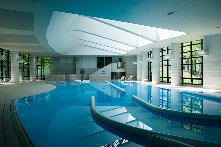 子供から大人まで楽しめる室内温水プール。