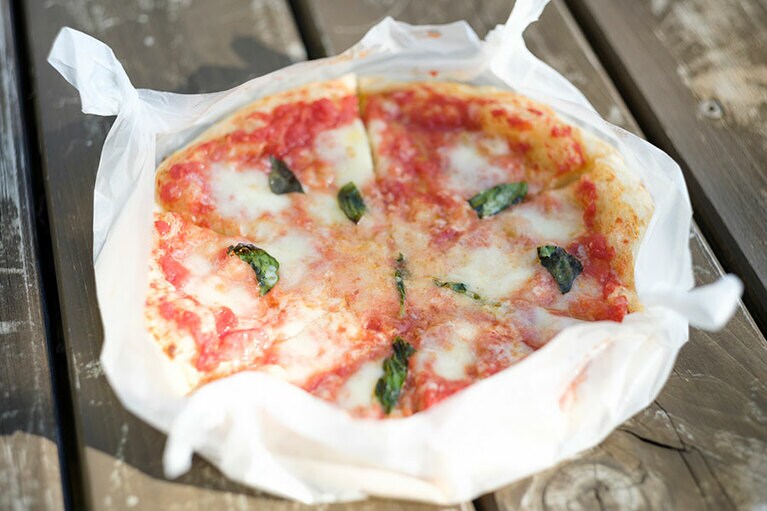 焼きたてのピザも人気のメニュー。