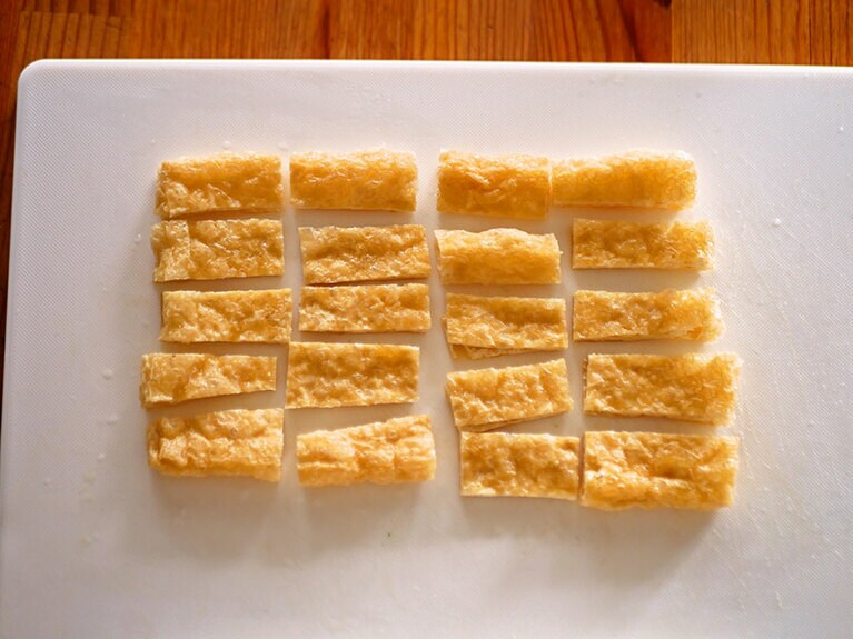 油揚げ1枚を20等分にする。