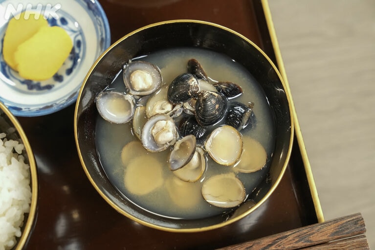 司之介（岡部たかし）いわく、しじみ汁は「松江人の血」　（C）NHK