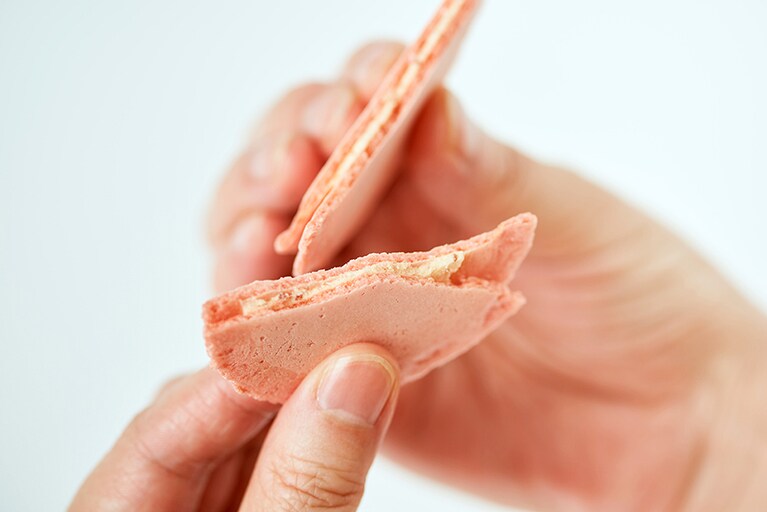 相性抜群の明太子チーズと海老せんべい。何枚でも食べられそう！　通常の明太子チーズサンドのほかに、辛口明太子バージョンもあるそうです。