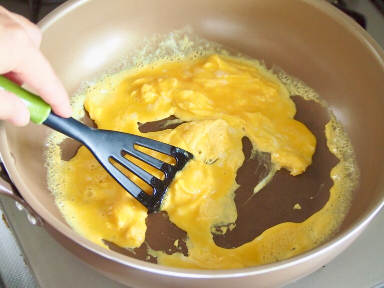 卵をよく溶きほぐす。温めたフライパンの中に米油を入れ、卵を流し入れる。簡単に全体を混ぜ、一旦取り出す。