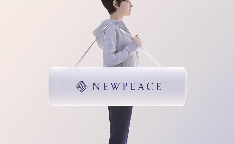 薄くて軽いから、巻き上げれば持ち運びも簡単です。