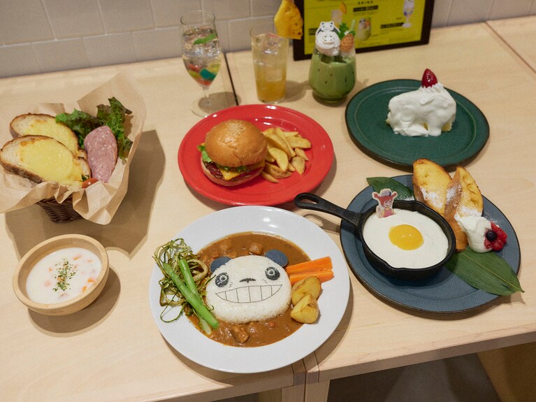 食事からデザート、ドリンクまでが揃う。