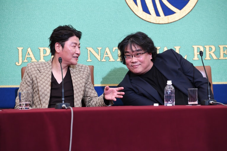 2020年2月、映画『パラサイト』の凱旋来日記者会見に参加したソン・ガンホとポン・ジュノ監督。©文藝春秋