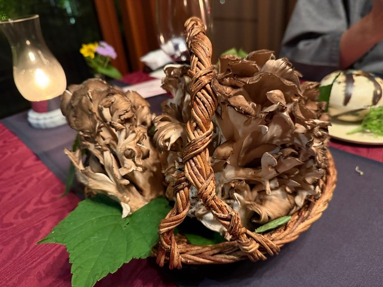 料理長のスペシャリテは天然舞茸の天ぷら。