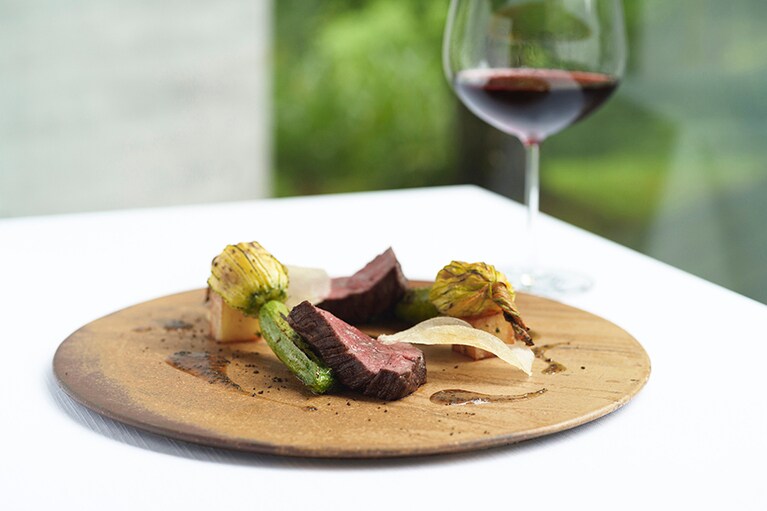 肉料理は「牛肉のアロースト」。紫蘇のたまり漬けと黒オリーブのさっぱりとしたソースで。