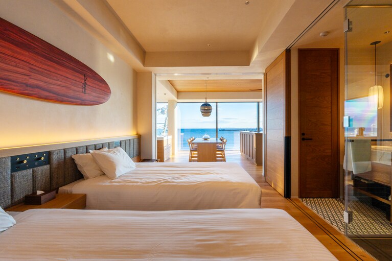 室内の木の温もりを感じさせるラグジュアリーなデザインと、窓いっぱいに広がる鎌倉の水平線が調和し、まるで一枚の絵画に包まれているかのような感覚に。