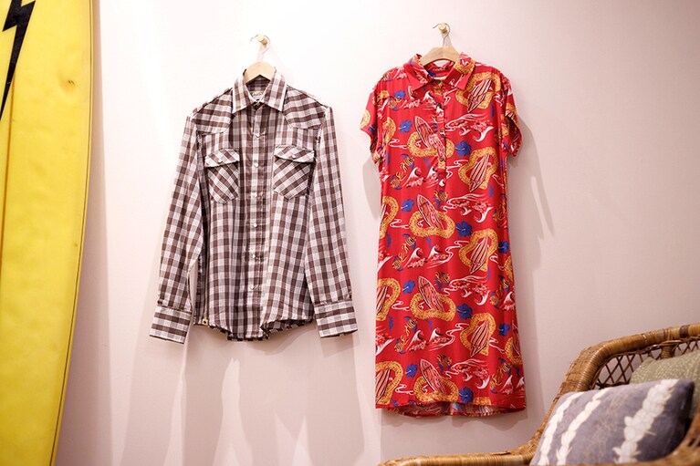 ドレス、パラカ 各160ドル。