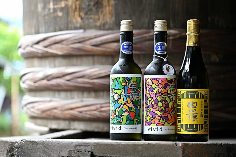 左から、純米吟醸無濾過原酒「vivid 緑」と純米吟醸無濾過生原酒「vivid 赤」各1,815円、「Hakurei03」1,980円。