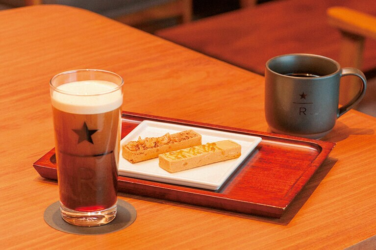 手前は、スターバックス リザーブ(R)ナイトロ コールド ブリュー コーヒーTALL 800円～。タルトレット 各380円。