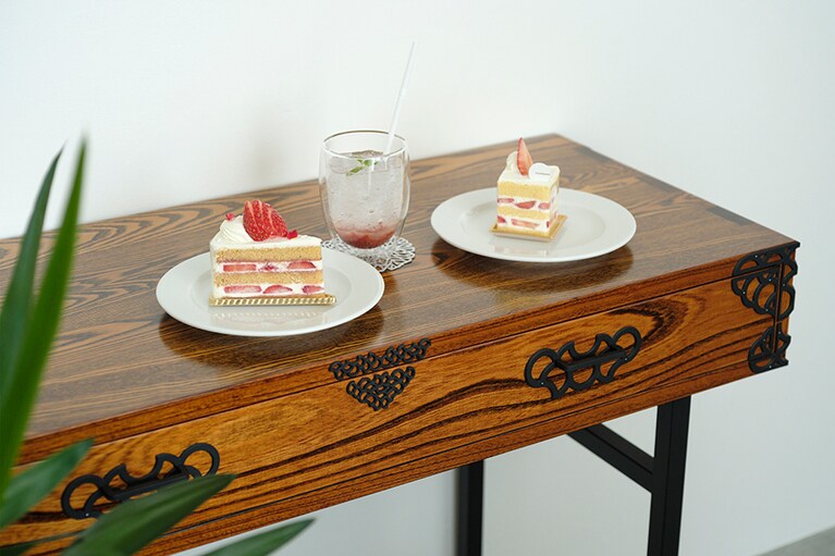 数量限定の和三盆ショート 900円／イートイン 916円(左)、宮城県産イチゴを使ったセゾンドガトー 580円／イートイン 590円(右)など生ケーキも豊富に揃う「コンフィチュール アッシュ」。カフェには仙台箪笥などを配した個室(1,000円／2時間)もあります。