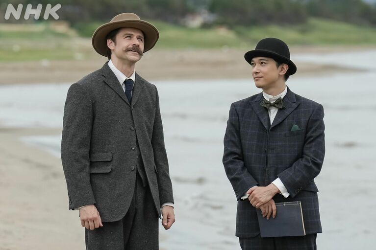 4枚…ヘブンのために出雲を案内する錦織（『ばけばけ』公式Instagramより）