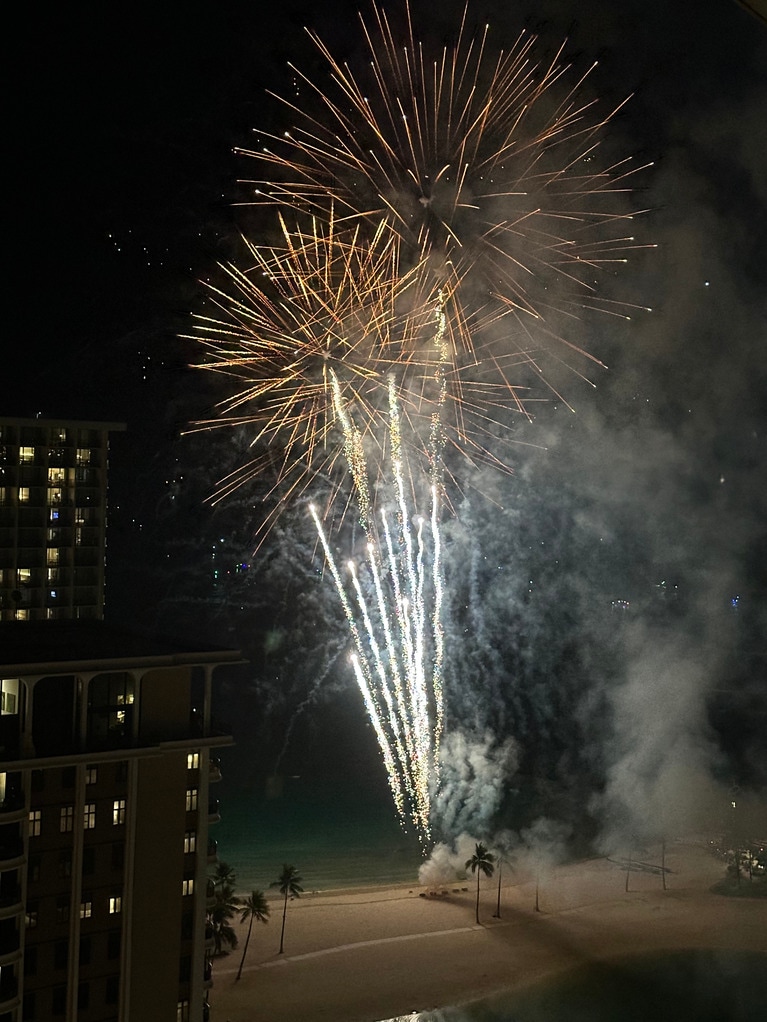 花火の時間は19:45（6〜8月は20:00）スタートで約10分ほど。