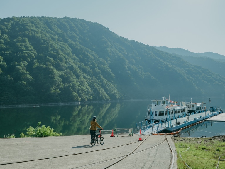 目的地の銀山平乗船場。ここで、美しい湖を眺めながら飲み物とお菓子をいただきしばし休憩。