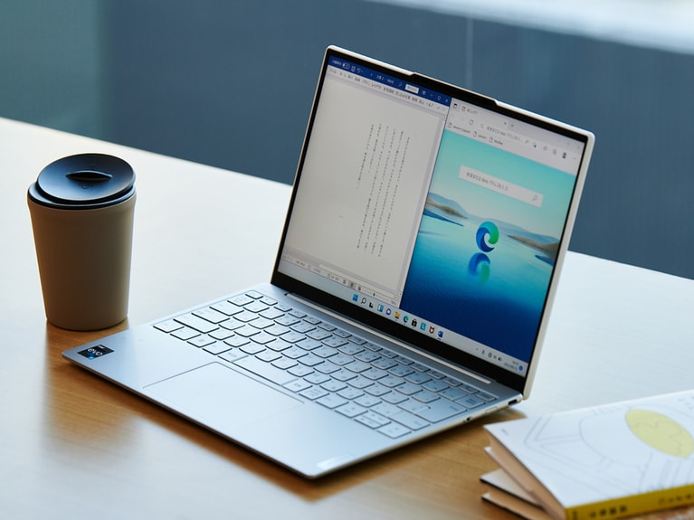 本体ほぼいっぱいにディスプレイをレイアウトするなど、操作性を追求した＜Yoga Slim 770i Carbon＞。複数の画面を立ち上げても画面が見やすく、機能的。