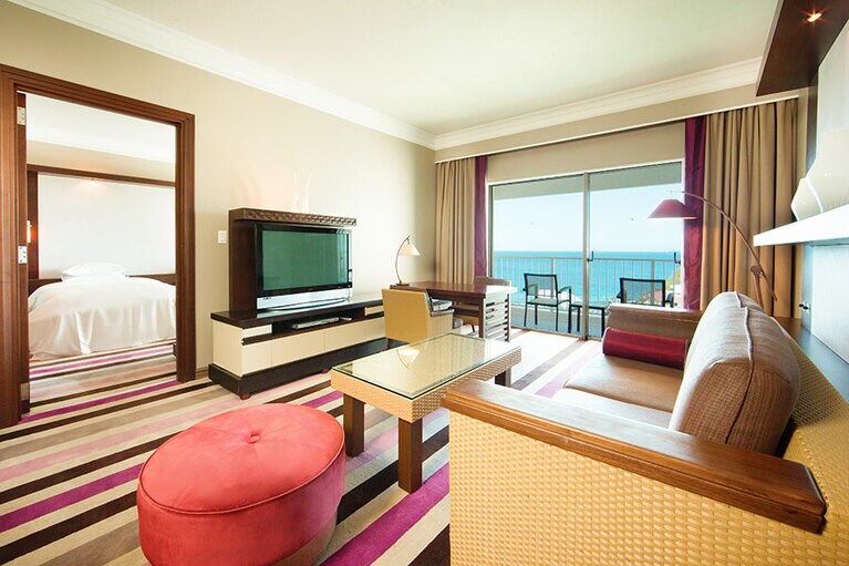 このラグーナクラブスイートをはじめ全318室がオーシャンビューという贅沢さ。