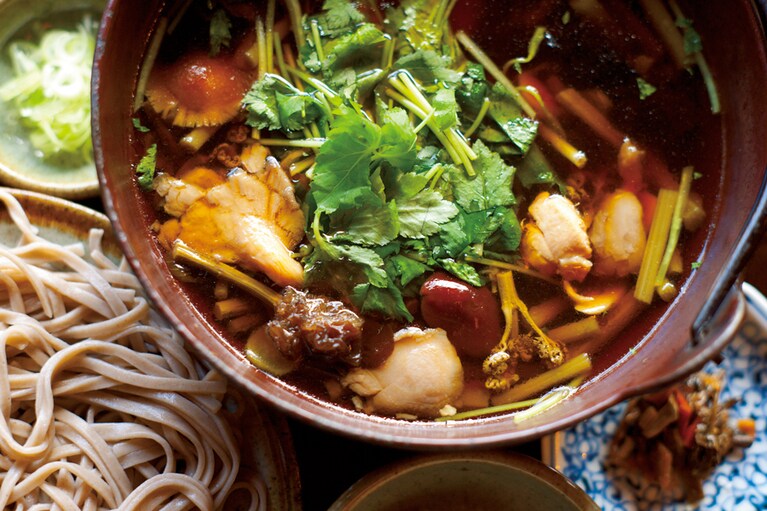 【変若水の湯つたや】 「お食事処 雪恋」のランチの人気メニュー「月山山菜そば」1,250円(税込)。