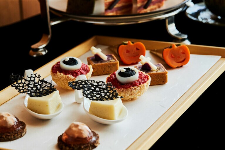 「十字架」紫芋のキッシュ 林檎 パルメザンチーズ。「ドクロ」ロゼワインゼリー  クリームチーズ クルトン。「目玉」パニプリ ウズラ卵 フムス。「ジャック・オー・ランタン」人参ピューレ レーズン。「蜘蛛の巣」雪室マッシュポテト スパイダーチュイル。