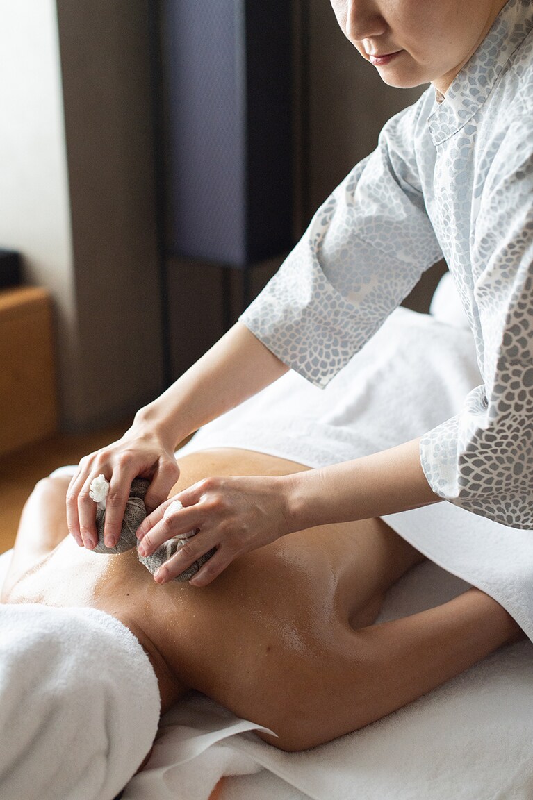 桑の葉を使用した日本版ハーバルボールの「葉玉」を使ったトリートメント。柔らかな香りが、リラックス効果ももたらす。