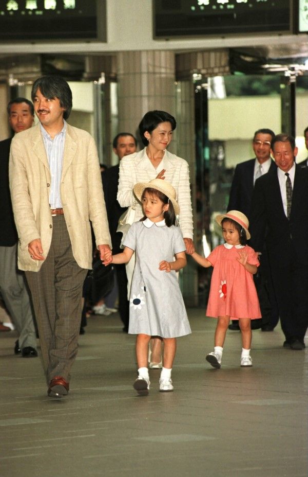 1998年8月、伊豆急下田駅での秋篠宮ご一家　©文藝春秋