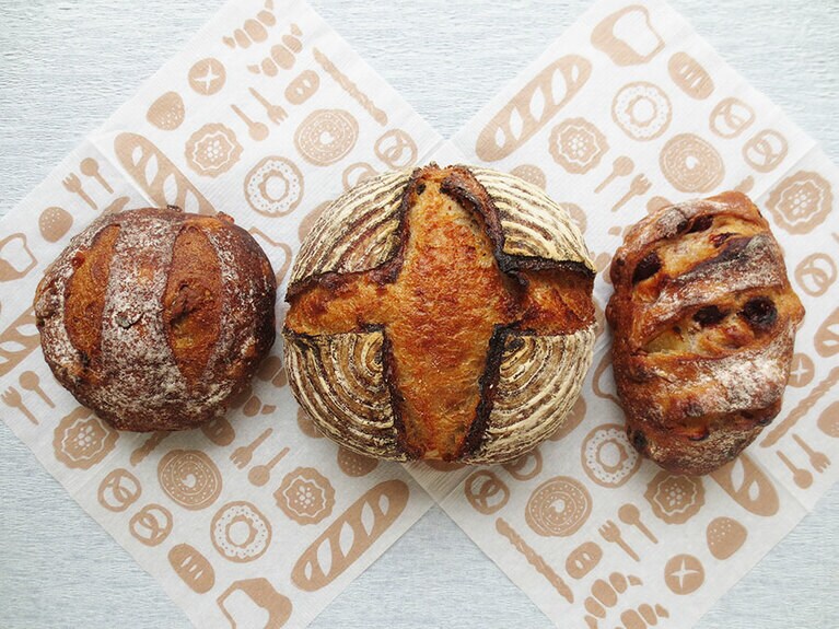 ハード系。左から「いちじくがおいしいパン」400円、「湯種かンパーニュ」400円、「リンゴとクランベリーとくるみのパン」400円。