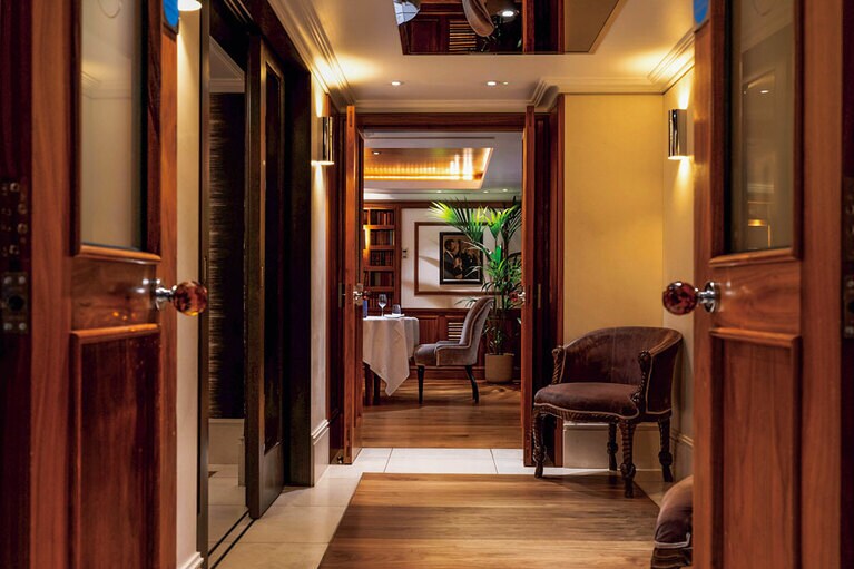 地下1階のミーティングルームへ続く通路。