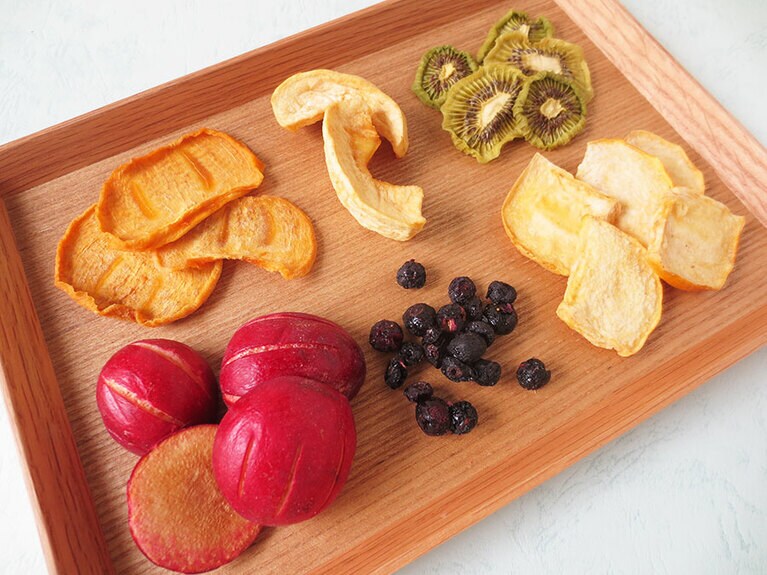 上・セミドライ～左より、完熟富有柿、ふじりんご、キーウィ。下・フリーズドライ～左より、すもも、ブルーベリー、完熟種無柿。