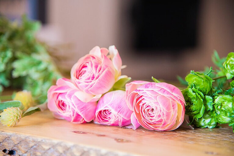 コロンとしたカップ咲きのラナンキュラスは最近の定番。