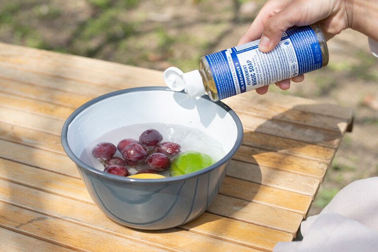 100%天然由来成分。皮ごと口に入れるフルーツや野菜を洗える。